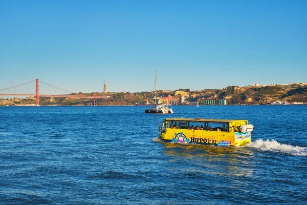 Lisbon Portugal August 2022 Hippotrip Amphibious Sightseeing Tourist Bus Tagus — Stock Photo, Image