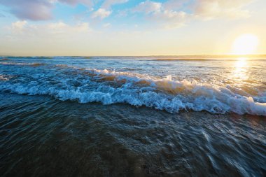 Fonte da Telha sahilinde dalgalanan dalgalarla Atlantik Okyanusu 'nun batışı, Costa da Caparica, Portekiz