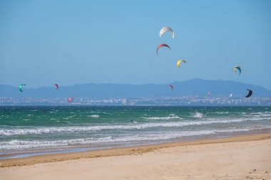 Uçurtma sörfü uçurtma sörfü uçurtmaları Atlantik Okyanusu kıyısında Fonte da Telha sahilinde, Costa da Caparica, Portekiz
