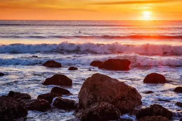Sonnenuntergang Atlantik Mit Wellen Und Felsen Und Surfer Silhouetten Wasser — Stockfoto