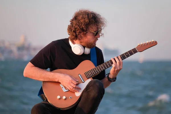Hipster Uliczny Muzyk Czerni Gra Gitarze Elektrycznej Ulicy Zachodzie Słońca — Zdjęcie stockowe