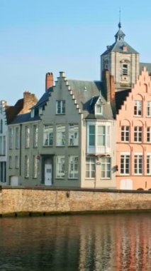 Belçika 'nın ünlü turist kasabası Bruges Brugge' de gün batımında eski evler ve kanallar. Kamera tavası