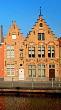 Belçika 'nın ünlü turist kasabası Bruges Brugge' deki eski evler ve kanallar gün batımında