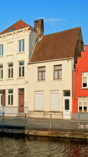 ベルギーの日没のブルージュの有名な観光都市の古い家や運河 カメラ パンを使って — ストック動画