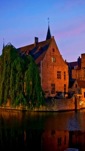 Híres Kilátás Bruges Turisztikai Látnivaló Rozenhoedkaai Csatorna Belfry Régi Házak — Stock videók