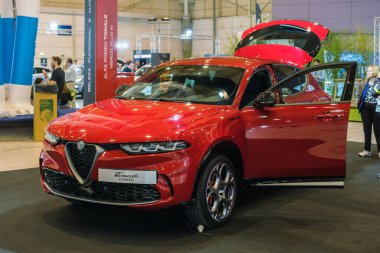 Lizbon, Portekiz - 12 Mayıs 2023: Alfa Romeo Tonale elektrikli hibrit araba ECAR Show 'da sergileniyor - Hybrid ve Electric Motor Show