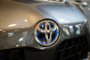 Lizbon, Portekiz - 12 Mayıs 2023: Toyota elektrikli araba amblemi