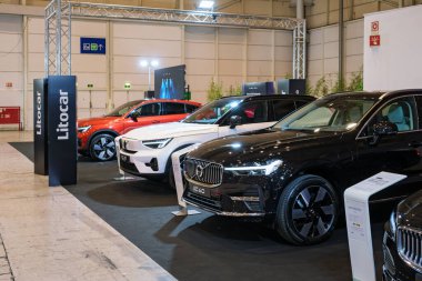 Lizbon, Portekiz - 12 Mayıs 2023: Volvo XC60 hibrit ve Volvo XC40 ve S40 elektrikli arabalar ECAR Show 'da sergileniyor - Hybrid ve Electric Motor Show