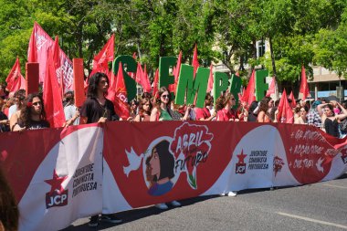 Lizbon, Portekiz - 25 Nisan 2023: Karanfil Devrimi 'nin yıldönümü diğer adıyla 25 Nisan Devrimi Gösteri Yürüyüşü