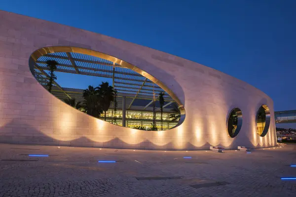 葡萄牙里斯本 2023年1月13日 香槟基金会大楼的现代建筑 葡萄牙贝伦姆非营利科学研究基金会在夜间照明 — 图库照片