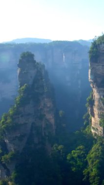 Çin 'in ünlü turistik merkezi Zhangjiajie taştan sütunları Wulingyuan, Hunan, Çin' deki uçurum dağları. Kamera tavasıyla