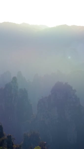 中国の有名な観光名所 ザンジャージー石柱 ウルチュアン フナン 中国の日没の日没に山をクリフ カメラパン — ストック動画