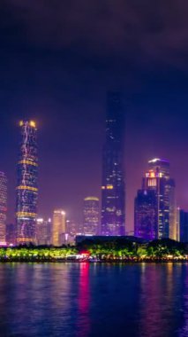 Guangzhou siluetinin zaman çizelgesi Pearl Nehri üzerinde akşam aydınlandı. Guangzhou, Çin