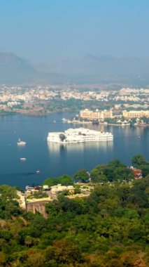 Pichola Gölü 'nün, Jag Niwa Gölü ve Jag Mandir Gölü Bahçesi Sarayı' nın hava görüntüsü. Udaipur, Rajasthan, Hindistan