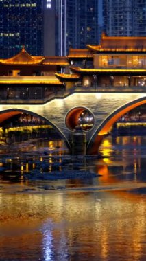Jin Nehri üzerindeki Anshun köprüsü gece aydınlandı, Sichuan, Çin. Kamera tavası
