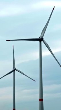 Gökyüzünde bulutlu rüzgar türbinleri