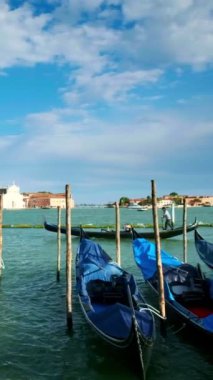 Venedik 'te romantik bir tatil geçmişi var. Venedik gölünde gondollar. Saint Mark San Marco meydanında, Venedik, İtalya' da San Giorgio di Maggiore kilisesinde. Kamera tavası