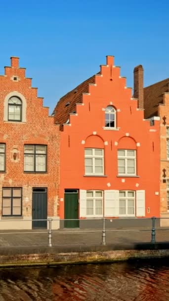 Oude Huizen Grachten Brugge Brugge Bij Zonsondergang België Met Camerapan — Stockvideo