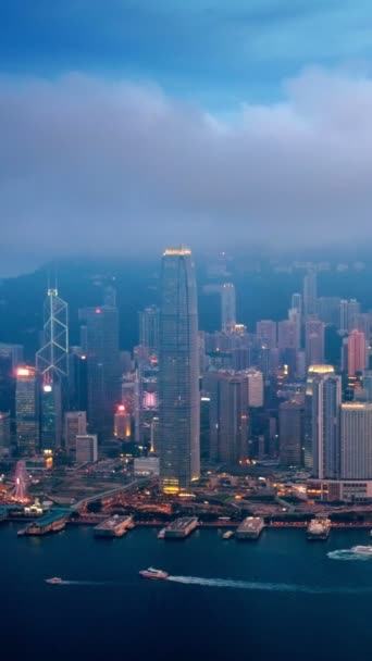 黄大仙晚上在维港的市区摩天大楼上俯瞰明亮的香港天际线景观 Hong Kong China 相机盘 — 图库视频影像