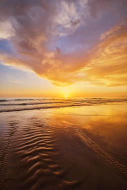 Fonte da Telha sahilinde dalgalanan dalgalarla Atlantik Okyanusu 'nun batışı, Costa da Caparica, Portekiz
