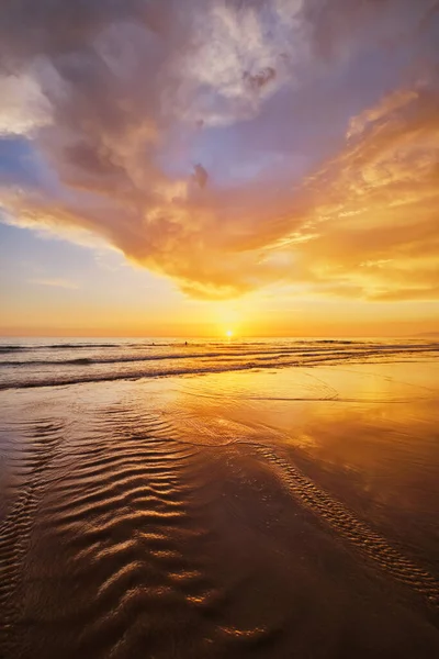 Fonte da Telha sahilinde dalgalanan dalgalarla Atlantik Okyanusu 'nun batışı, Costa da Caparica, Portekiz