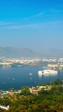 Pichola Gölü 'nün, Jag Niwa Gölü ve Jag Mandir Gölü Sarayı' nın hava görüntüsü. Udaipur, Rajasthan, Hindistan