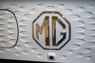 Lizbon, Portekiz - 12 Mayıs 2023: MG elektrikli araba amblemi kapat