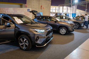 Lizbon, Portekiz - 12 Mayıs 2023: Toyota Rav4 takılı hibrit araba ECAR Show 'da sergileniyor - Hibrit ve Elektrik Motor Fuarı