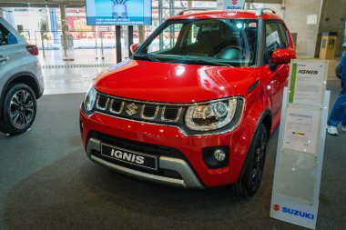 Lizbon, Portekiz - 12 Mayıs 2023: Suzuki Ignis prize takılı hibrit araba ECAR Show 'da sergileniyor - Hybrid ve Electric Motor Show