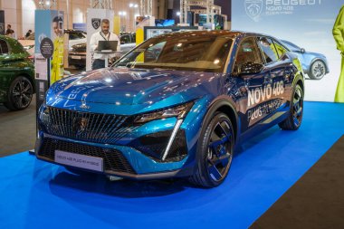 Lizbon, Portekiz - 12 Mayıs 2023: Peugeot 408 takılı hibrid elektrikli araba ECAR Show 'da sergileniyor - Hibrit ve Elektrik Motor Fuarı