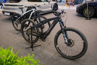 Lizbon, Portekiz - 12 Mayıs 2023: Porsche eBike elektrikli bisiklet ECAR Show 'da sergileniyor - Hibrit ve Elektrik Motor Fuarı