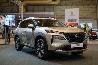 Lizbon, Portekiz - 12 Mayıs 2023: Nissan X-TRAIL e-4ORCE ECAR Show - Hybrid and Electric Motor Show