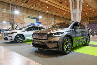 Lizbon, Portekiz - 12 Mayıs 2023: SKODA SKODA Enyaq iV ve Enyaq iV Coupe elektrikli araba ECAR Show 'da sergileniyor - Hybrid and Electric Motor Show