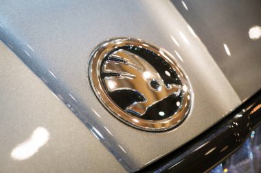 Lizbon, Portekiz - 12 Mayıs 2023: Skoda elektrikli araba amblemi