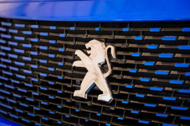 Lizbon, Portekiz - 12 Mayıs 2023: Peugeot araba amblemi