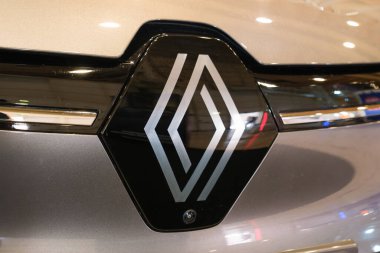 Lizbon, Portekiz - 12 Mayıs 2023: Renault elektrikli araba amblemi