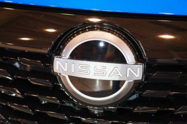Lizbon, Portekiz - 12 Mayıs 2023: Nissan araba amblemi kapat