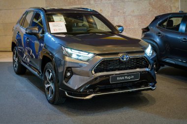 Lizbon, Portekiz - 12 Mayıs 2023: Toyota Rav4 takılı hibrit araba ECAR Show 'da sergileniyor - Hibrit ve Elektrik Motor Fuarı