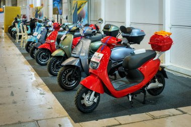 Lizbon, Portekiz - 12 Mayıs 2023: Jiangsu Goldenlion elektrikli scooterları ECAR Show 'da sergileniyor - Hybrid ve Electric Motor Show