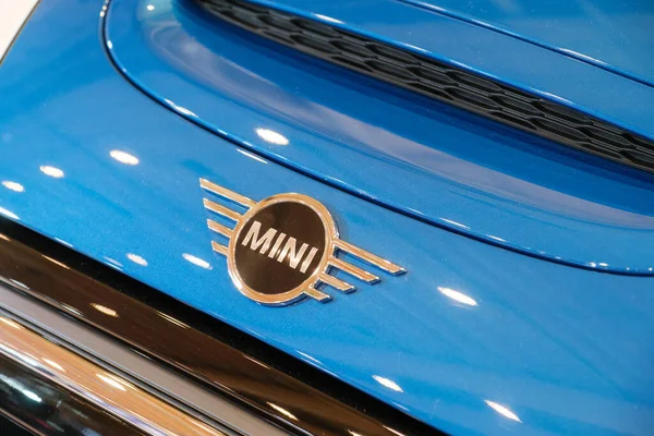 Лиссабон Португалия Мая 2023 Года Эмблема Логотипа Электромобиля Mini Близка — стоковое фото