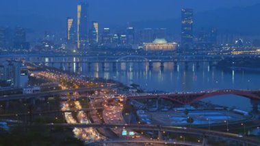 Seoul şehir cityscape ve Han Nehri üzerinde Seongsan Bridge'de alacakaranlık hava görünümünü. Seoul, Güney Kore.