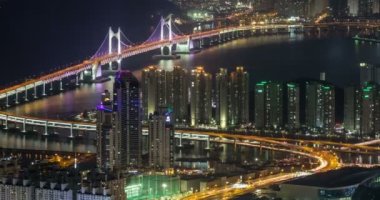 Busan, Güney Kore şehir merkezi Gwangan Köprüsü hava manzaralı gece manzaralı. Yatay döngü hareketiyle