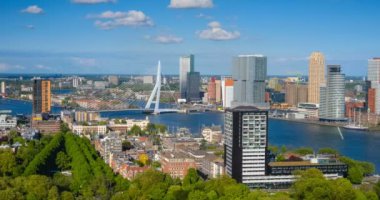 Rotterdam kenti Timelapse ve Erasmus köprüsü Erasmusbrug, Euromast 'tan Nieuwe Maas nehri üzerinde. Döndürme efektiyle