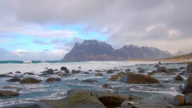 Norveç Denizi ve Norveç 'in Lofoten adalarından Utakliev kayalık plajı. Kamera pan efekti