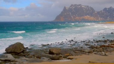 Norveç Denizi ve Norveç Lofoten Adaları 'ndan kayalık plaj Utakliev