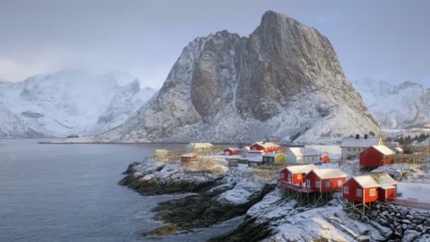 Rorbu 노르웨이 로포텐 제도에 유명한 상징적 Hamnoy 겨울에 떨어지는 눈으로 — 비디오