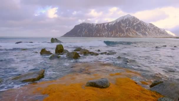 Wellen Des Norwegischen Meeres Zerquetschen Der Felsigen Küste Fjord Skagsanden — Stockvideo