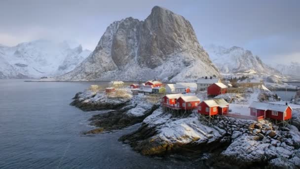 Slavná Ikonická Tradiční Rybářská Vesnice Hamnoy Lofotenských Ostrovech Norsko Červenými — Stock video