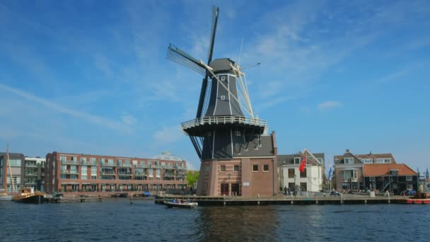 View Harlem Landmark Windmill Adriaan Spaarne River Harlem Netherlands — Stock Video