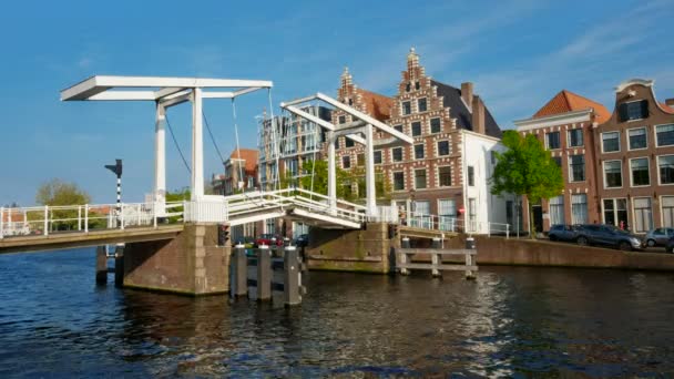 Rzeka Spaarne Mostem Gravestenbrug Harlem Holandia — Wideo stockowe